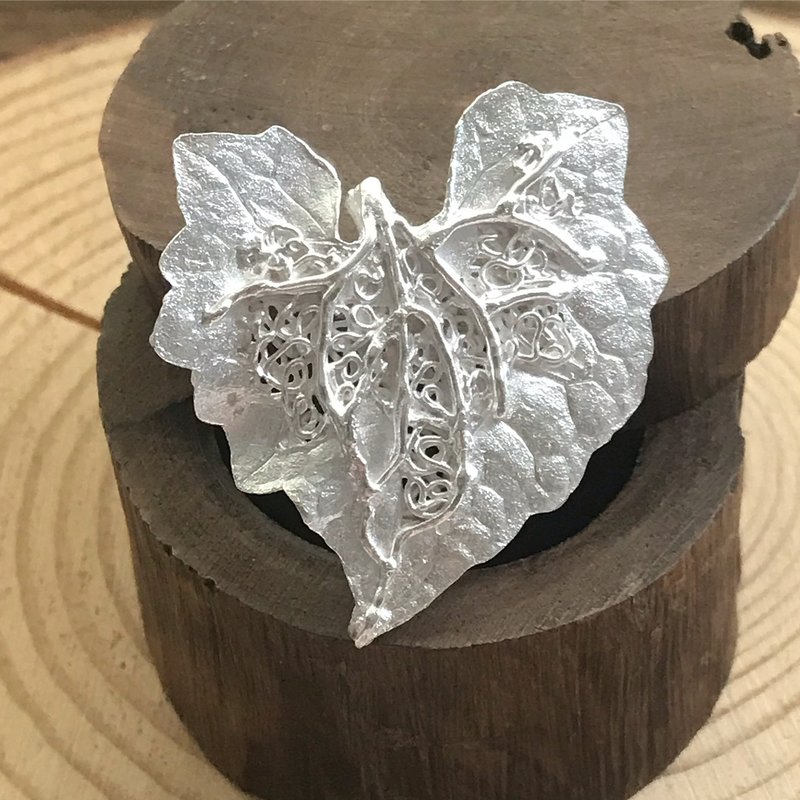 手作銀飾-純銀微甘菊葉子仙子胸針 - 胸針 - 純銀 銀色