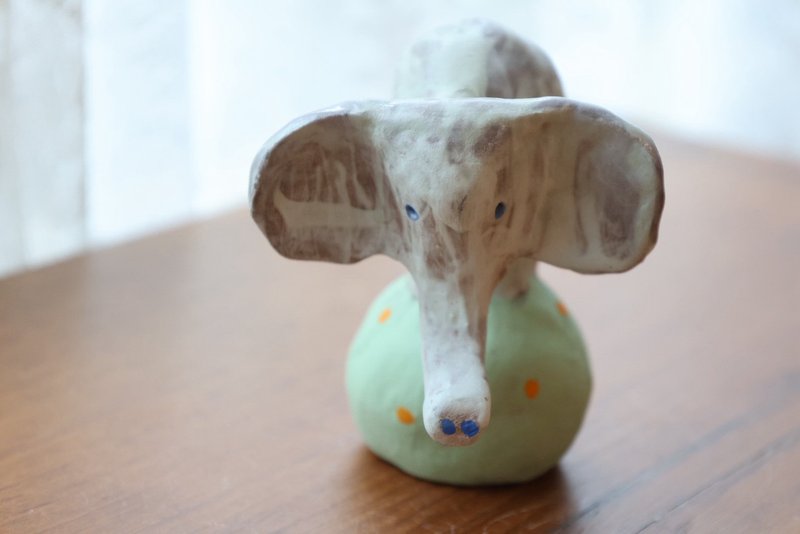 【聖誕節禮物】頑皮大象雕塑擺飾B - 擺飾/家飾品 - 陶 綠色