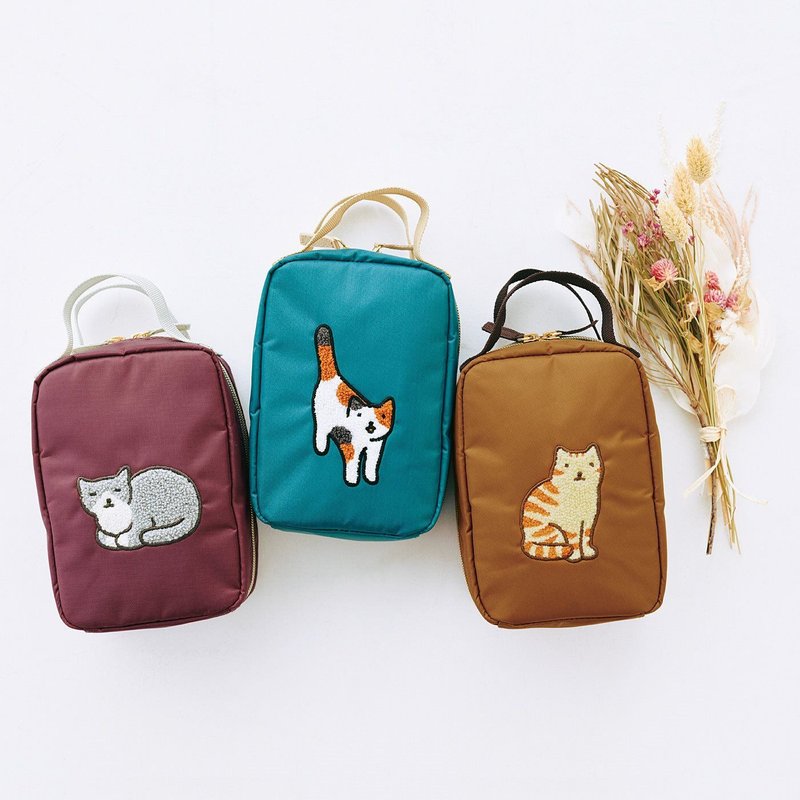 【Cat Department】Designed by illustrator Minami Hirasawa-hand-held embroidered cat style makeup/storage bag - กระเป๋าถือ - เส้นใยสังเคราะห์ 