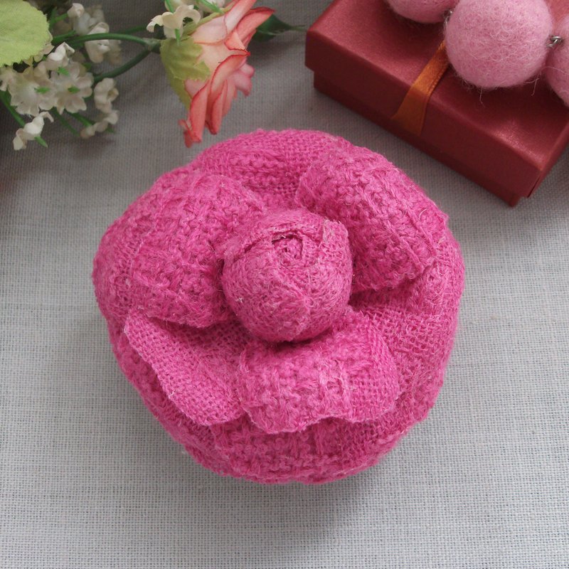 Camellia flower brooch in pink fabric - 胸針 - 羊毛 粉紅色