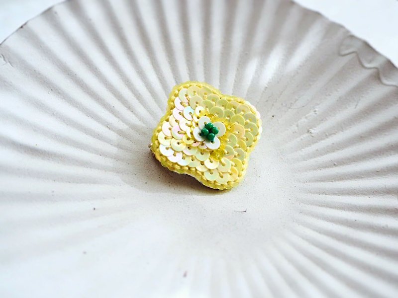 [Embroidery] Flower brooch canary yellow