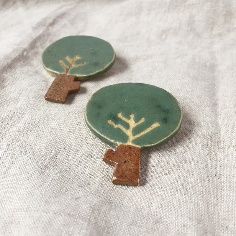 A safety pin of ficus pottery - Badges & Pins - Pottery Green