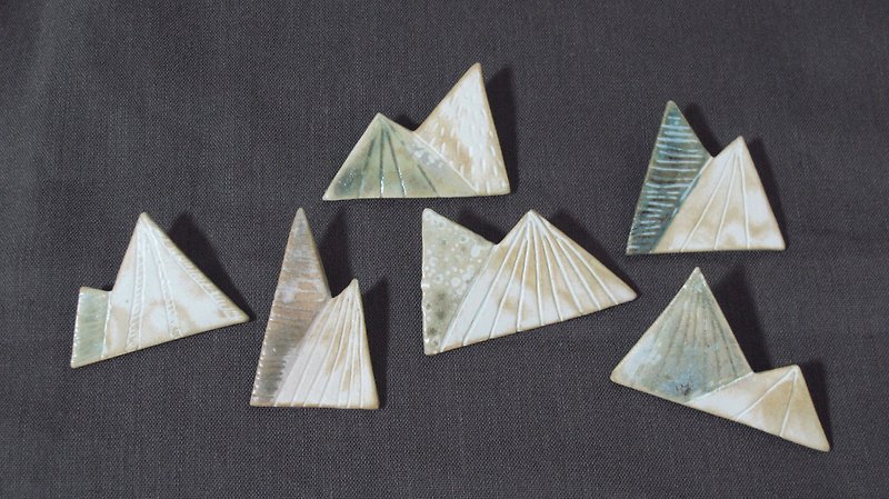 Hill pottery pin - เข็มกลัด - ดินเผา ขาว