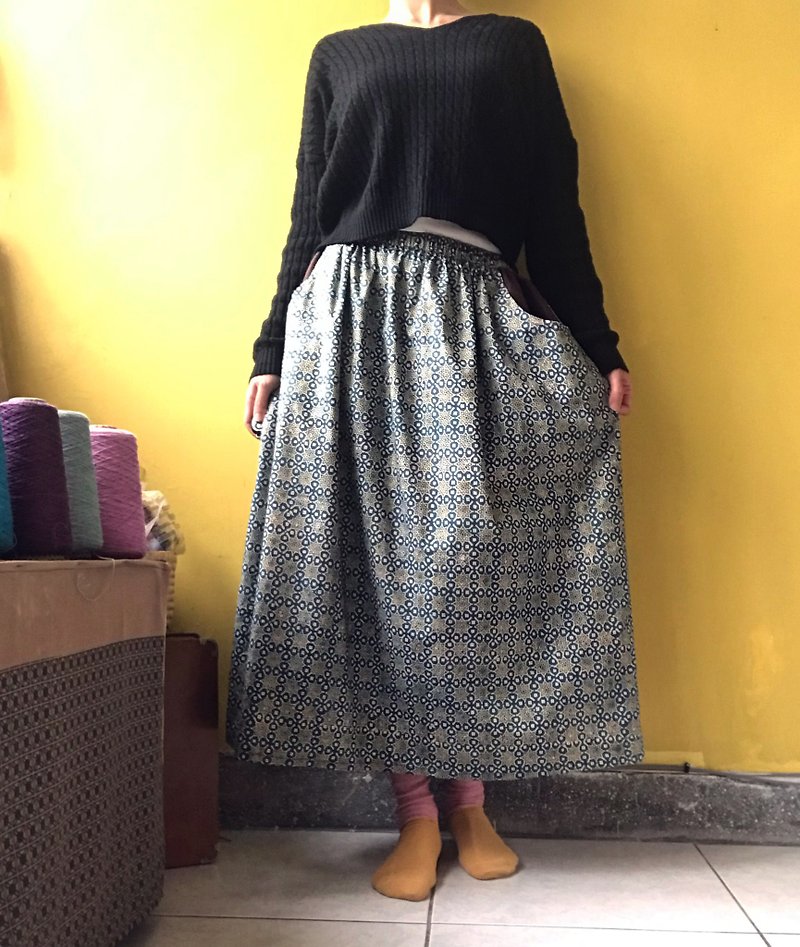 Woodcut printing and dyeing natural plant dyed long skirt stars - Skirts - Cotton & Hemp Blue