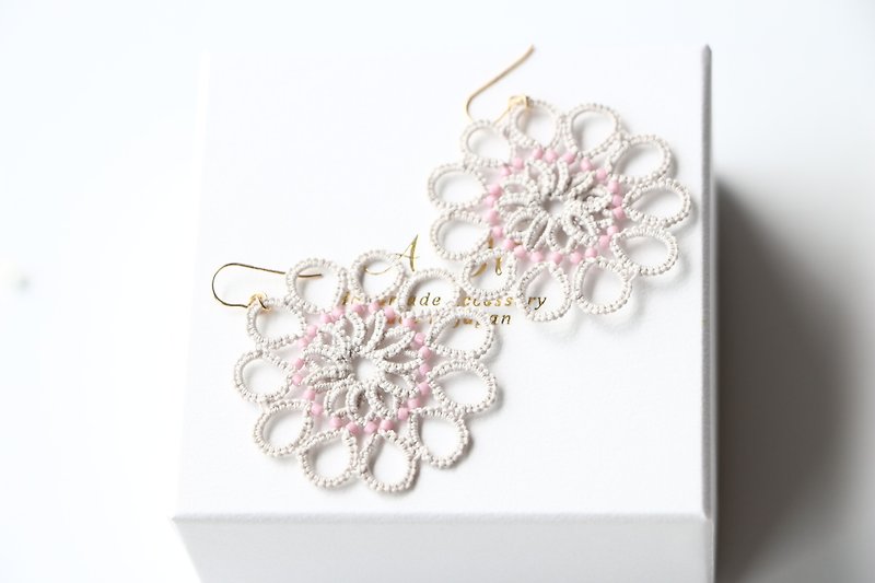14kgf-Tatting lace pierced earrings(gray and pink) - 耳環/耳夾 - 棉．麻 灰色