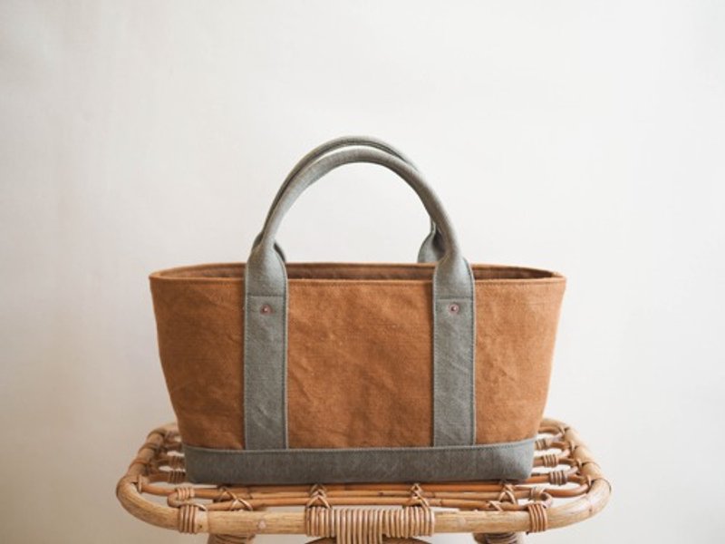 Made-to-order tote with lid oblong camel x moss green - กระเป๋าถือ - ผ้าฝ้าย/ผ้าลินิน สีนำ้ตาล