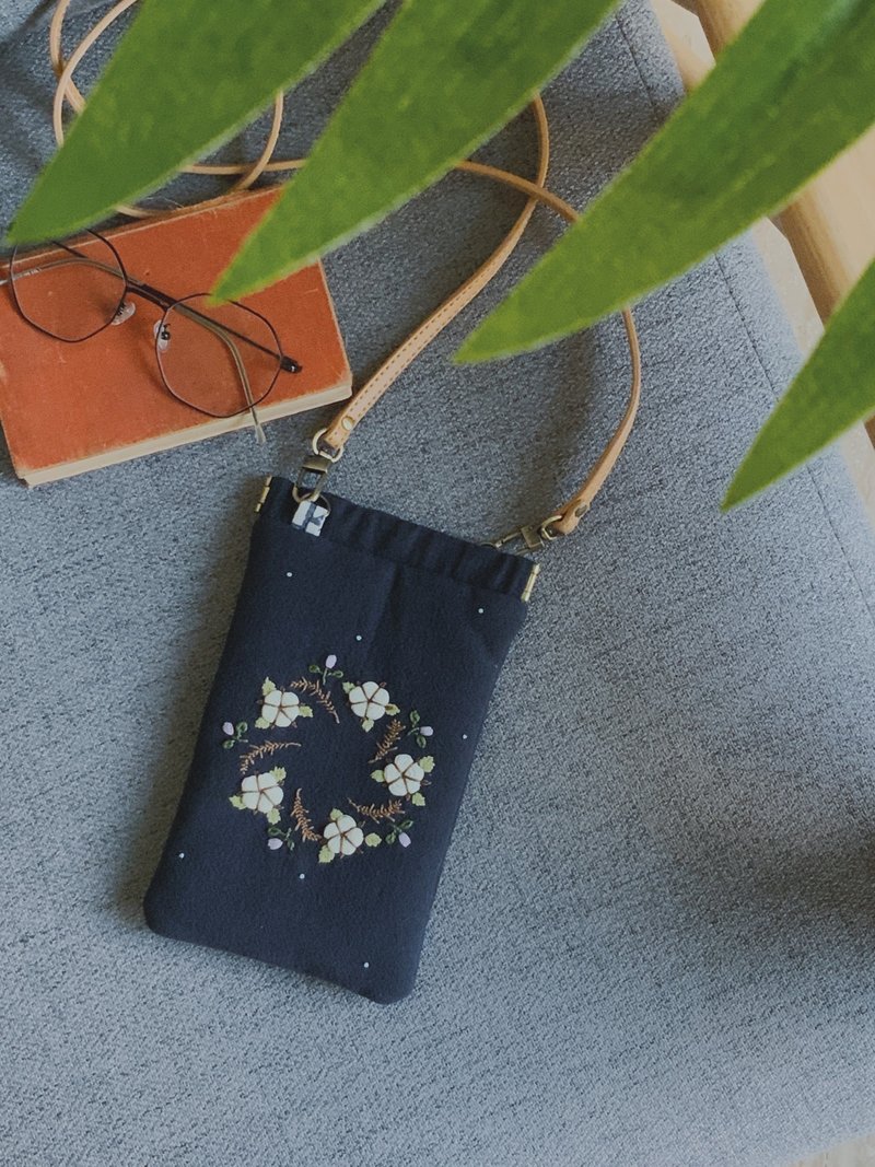 木棉花彈片口金 刺繡手作 - 側背包/斜背包 - 棉．麻 藍色