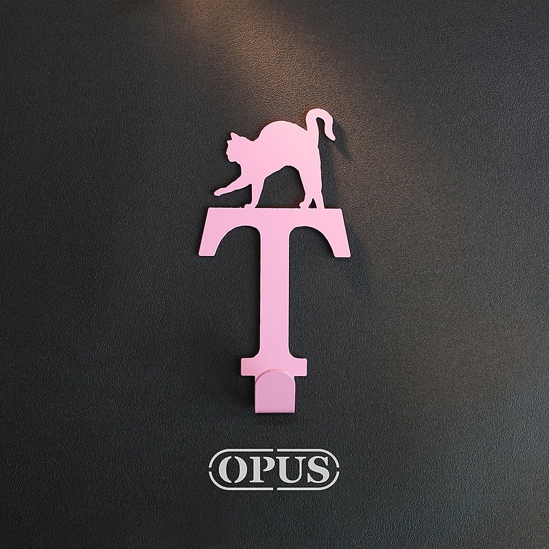 【OPUS Dongqi Metalworking】When a Cat Meets the Letter T - Hanging Hook (Pink)/Wall Decoration Hook - กล่องเก็บของ - โลหะ สึชมพู