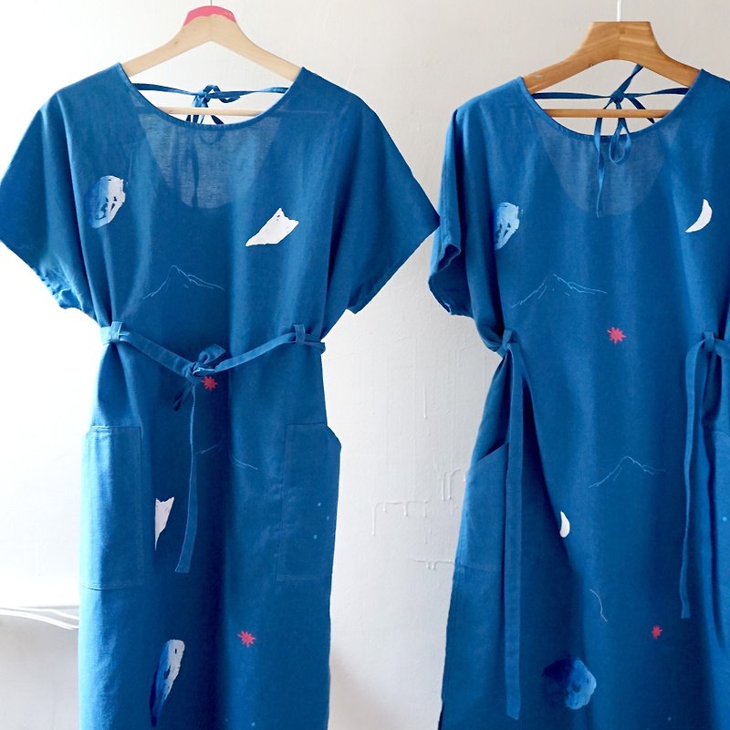 Yinke手工印花製作岩石海浪寬寬露背綁帶洋裝 - 洋裝/連身裙 - 棉．麻 藍色