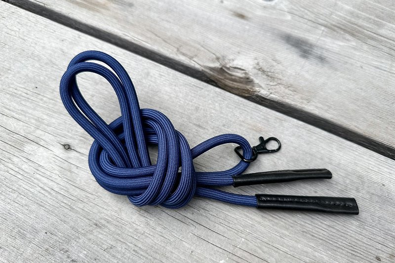 Simple style navy blue 8mm adjustable mobile phone lanyard hanging neck crossbody with hand-stitched leather tail design - อื่นๆ - เส้นใยสังเคราะห์ สีเหลือง
