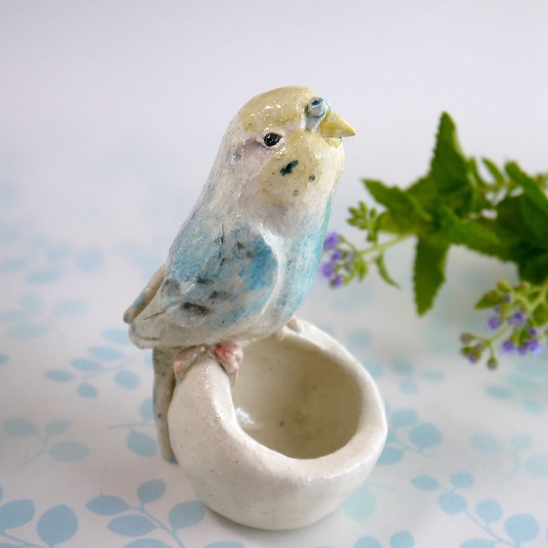 水色のセキセイインコの小物入れ（小鳥の陶器の置物） - 置物 - 陶器 ブルー