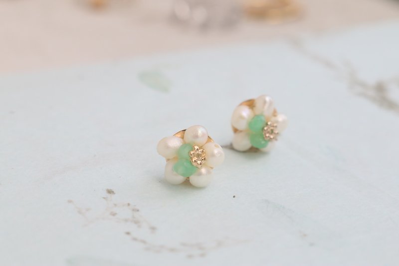 Green chalcedony natural pearl earrings 1026 (flowers) - ต่างหู - เครื่องเพชรพลอย สีเขียว