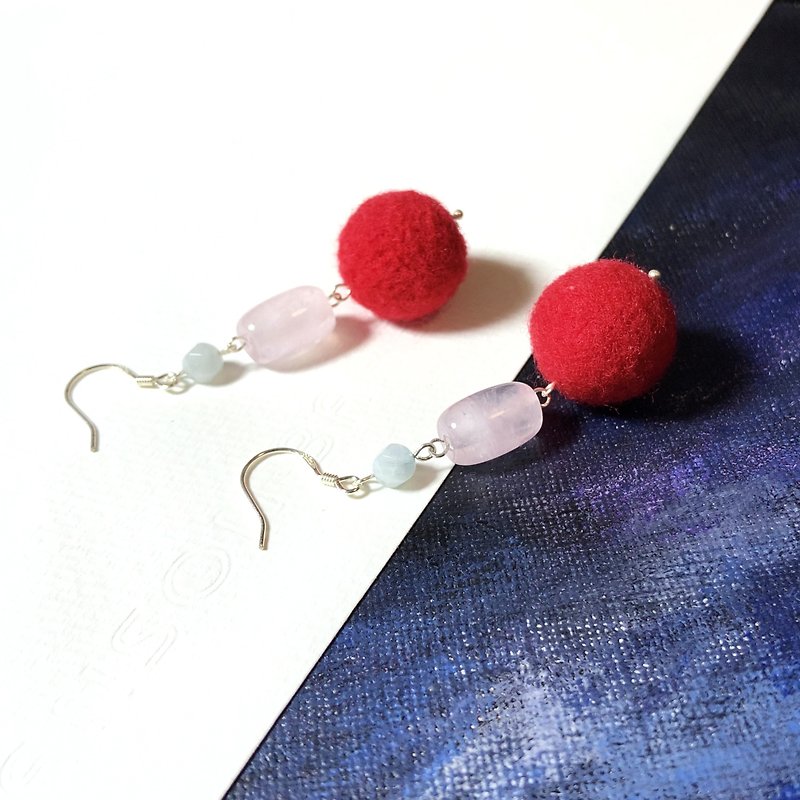 wool felt and rose quartz earrings - ต่างหู - เครื่องเพชรพลอย สีแดง