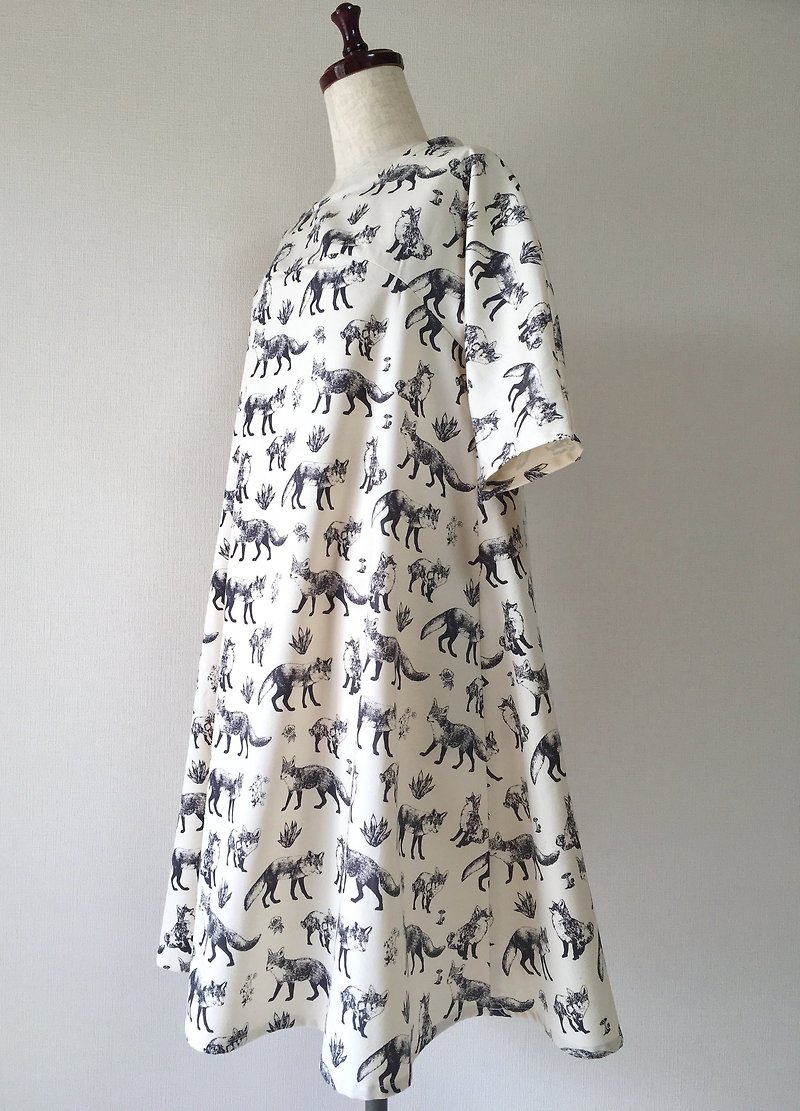 Fox pattern monotone flare one piece dress off white - ชุดเดรส - ผ้าฝ้าย/ผ้าลินิน ขาว