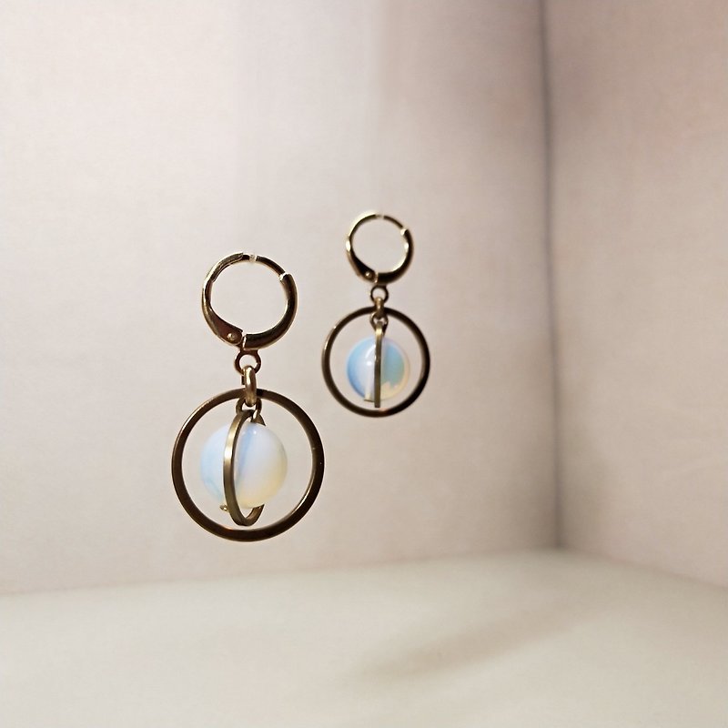 黃銅天然石耳環 - 設計款 - 宇宙星系 - 月球(蛋白琉璃) - 耳環/耳夾 - 寶石 