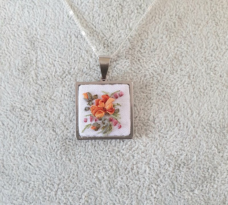 绣花吊坠 Ribbon embroidered pendant for her - 項鍊 - 絲．絹 橘色