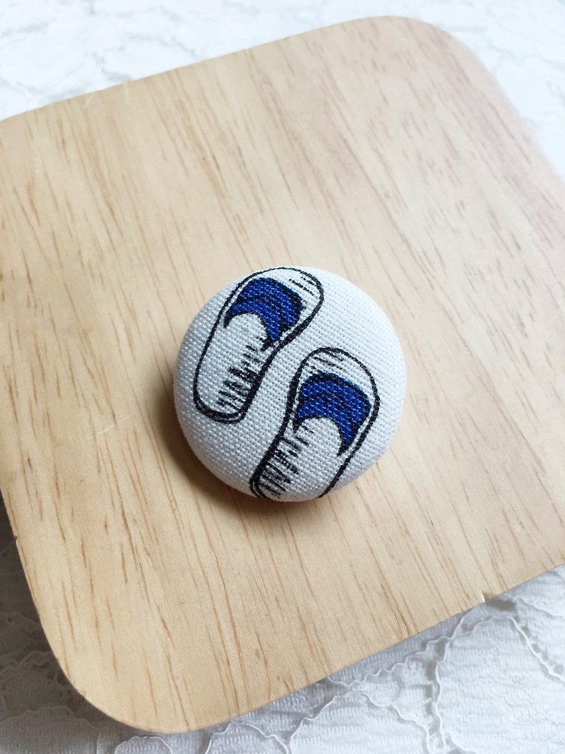 Handy Gifts "Taiwanese" 3cm pin small badge brooch blue and white slippers - เข็มกลัด/พิน - ผ้าฝ้าย/ผ้าลินิน 