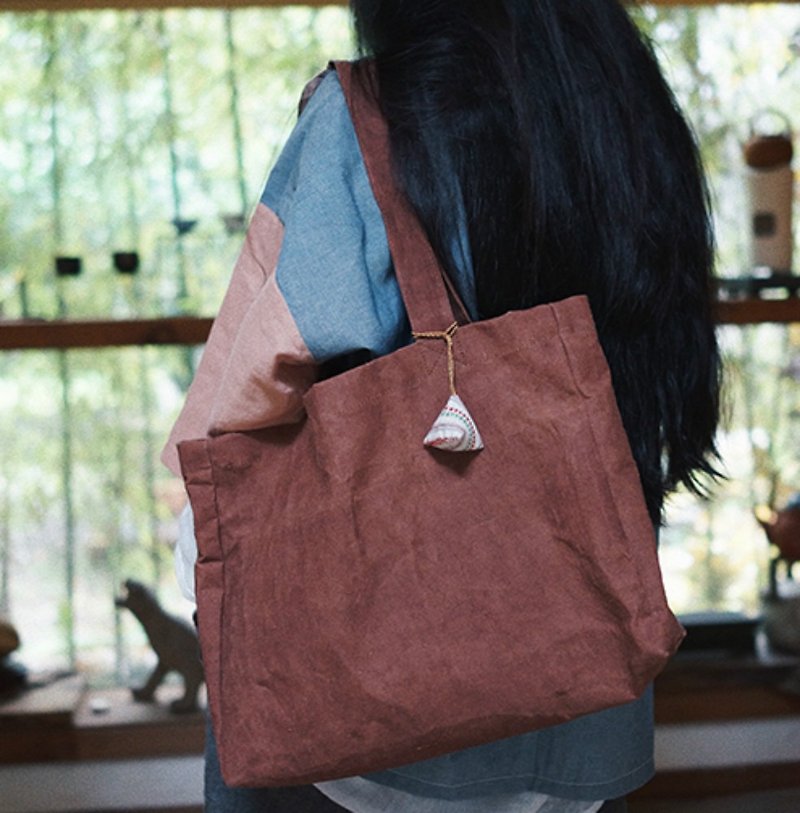 Persimmon dyed brown plant dyed hand-woven tote bag single-layer edging Daiei Li one-shoulder side backpack shopping bag - กระเป๋าถือ - ผ้าฝ้าย/ผ้าลินิน สีนำ้ตาล