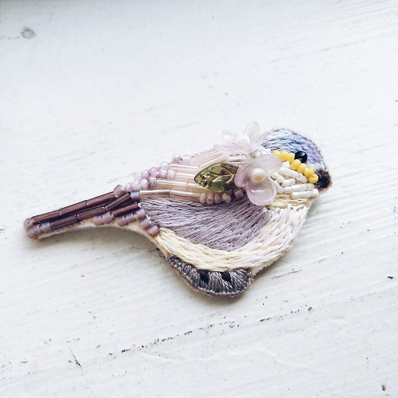 Beaded embroidery brooch bird (lilac) - Brooches - Other Materials Purple