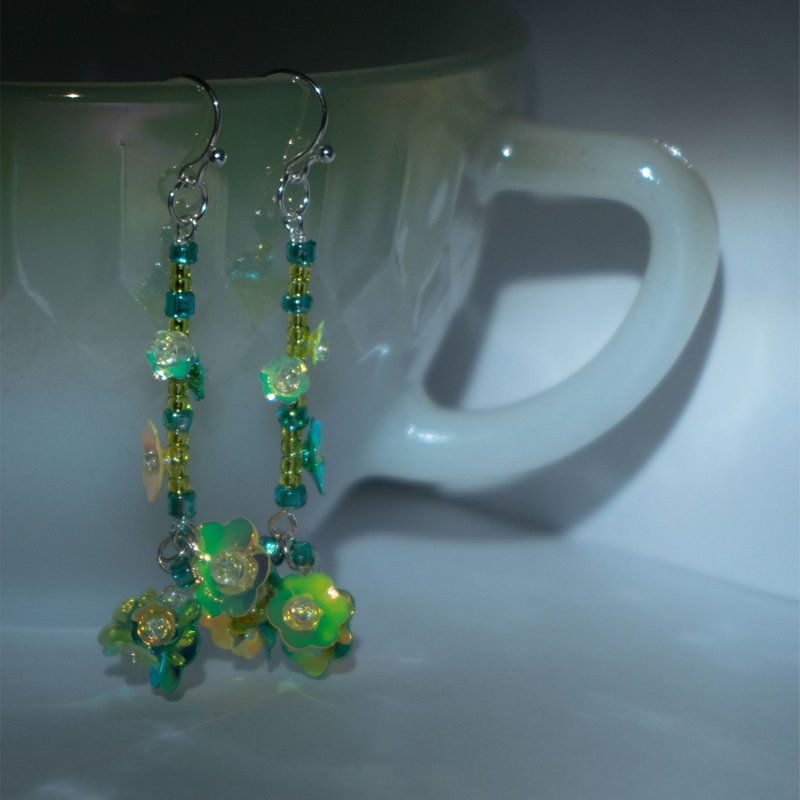 Japanese Pearl Green Flower Earrings - ต่างหู - วัสดุอื่นๆ สีเขียว