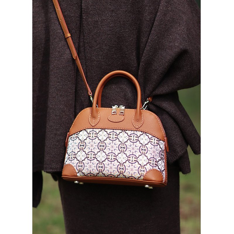 手縫いの本革製クロスボディバッグ、ハンドバッグ、ハンドメイドのシェル型バッグ。中国の伝統的な宋錦シルクに黒と金の柄で勝利を願うデザイン。 - ショルダーバッグ - 革 ブラウン