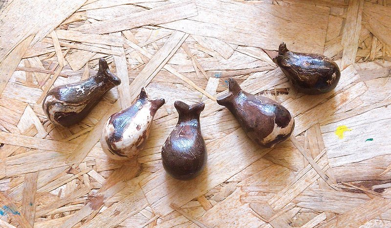 Hand pinched pottery little whale - ของวางตกแต่ง - ดินเผา สีนำ้ตาล
