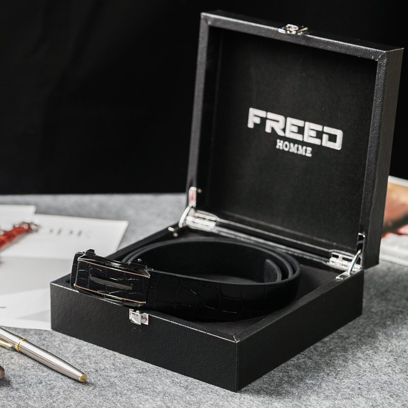 【FREED】仿蛇紋金屬邊方形扣頭商務休閒頭層自動牛皮皮帶 - 黑 - 腰帶/皮帶 - 真皮 黑色