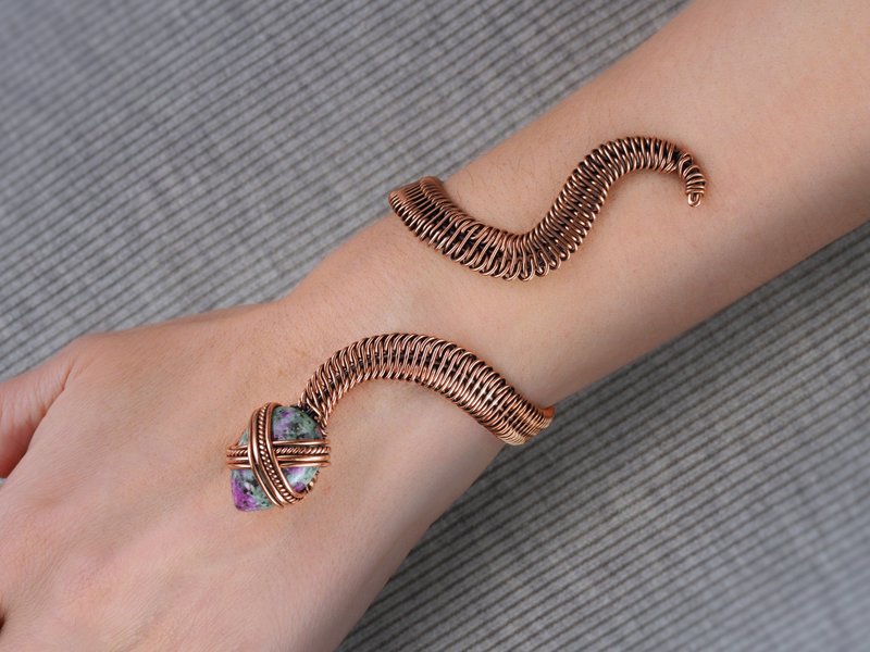 Copper cuff bracelet Snake with zoisite in Egyptian style Handmade - 手鍊/手環 - 銅/黃銅 多色