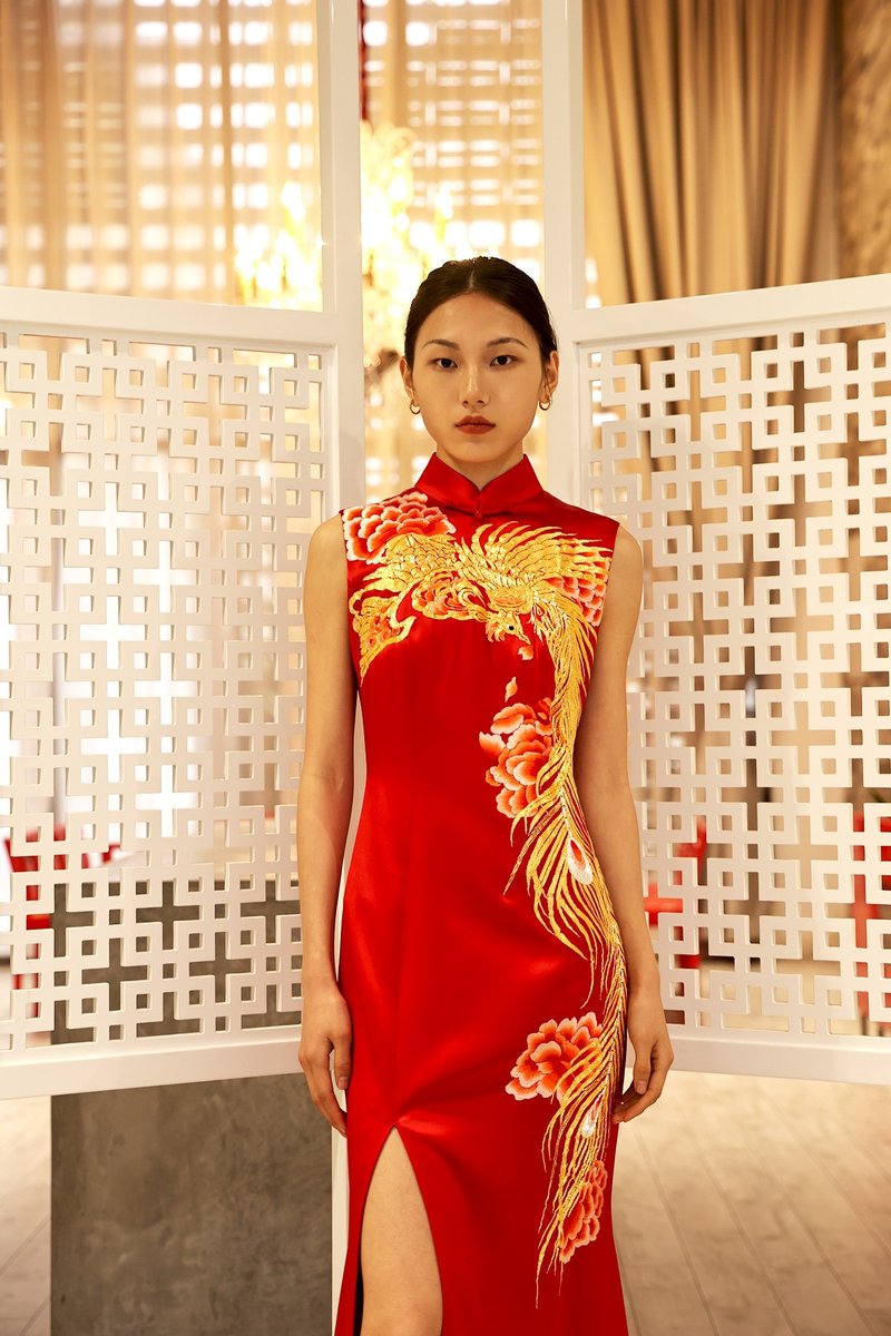 Gloriosa Lily Phoenix Qipao - กี่เพ้า - วัสดุอื่นๆ สีแดง