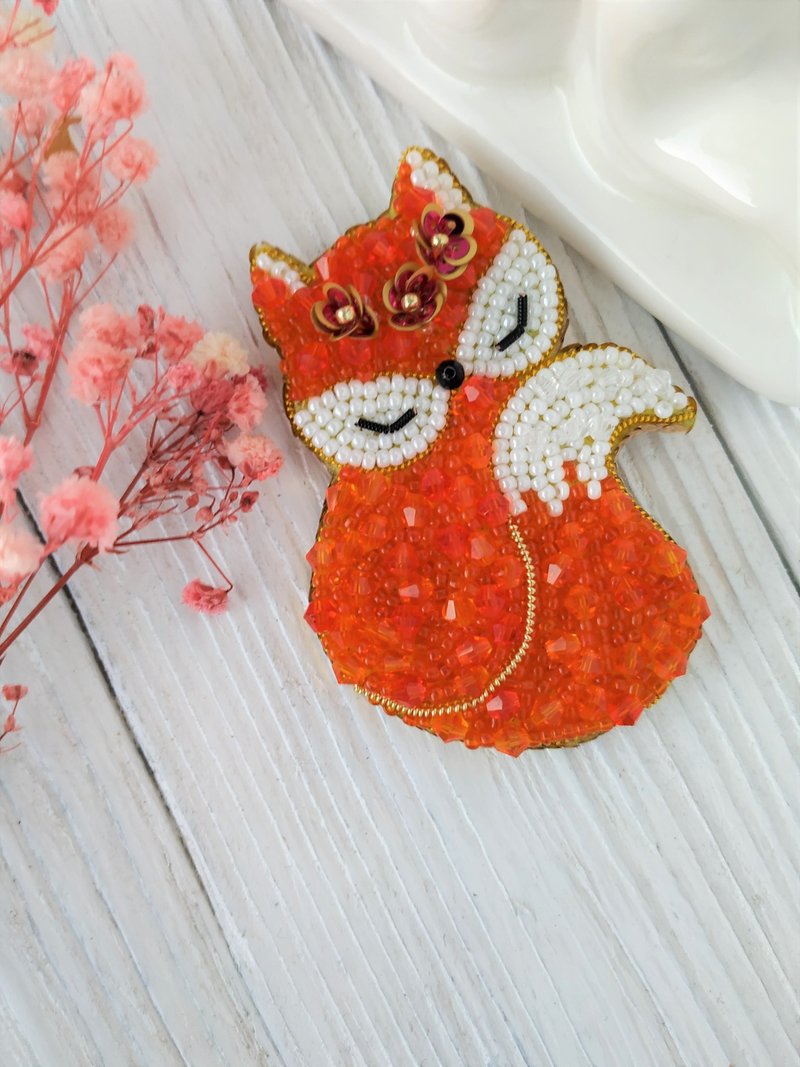 Fox brooch, Fox pin, Embroidered fox, Beaded fox brooch, Gift for fox lovers. - เข็มกลัด - แก้ว สีส้ม