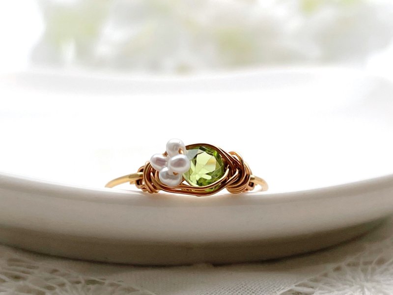 Retro moon - Peridot and freshwater pearl wire ring - แหวนทั่วไป - เครื่องเพชรพลอย สีเขียว