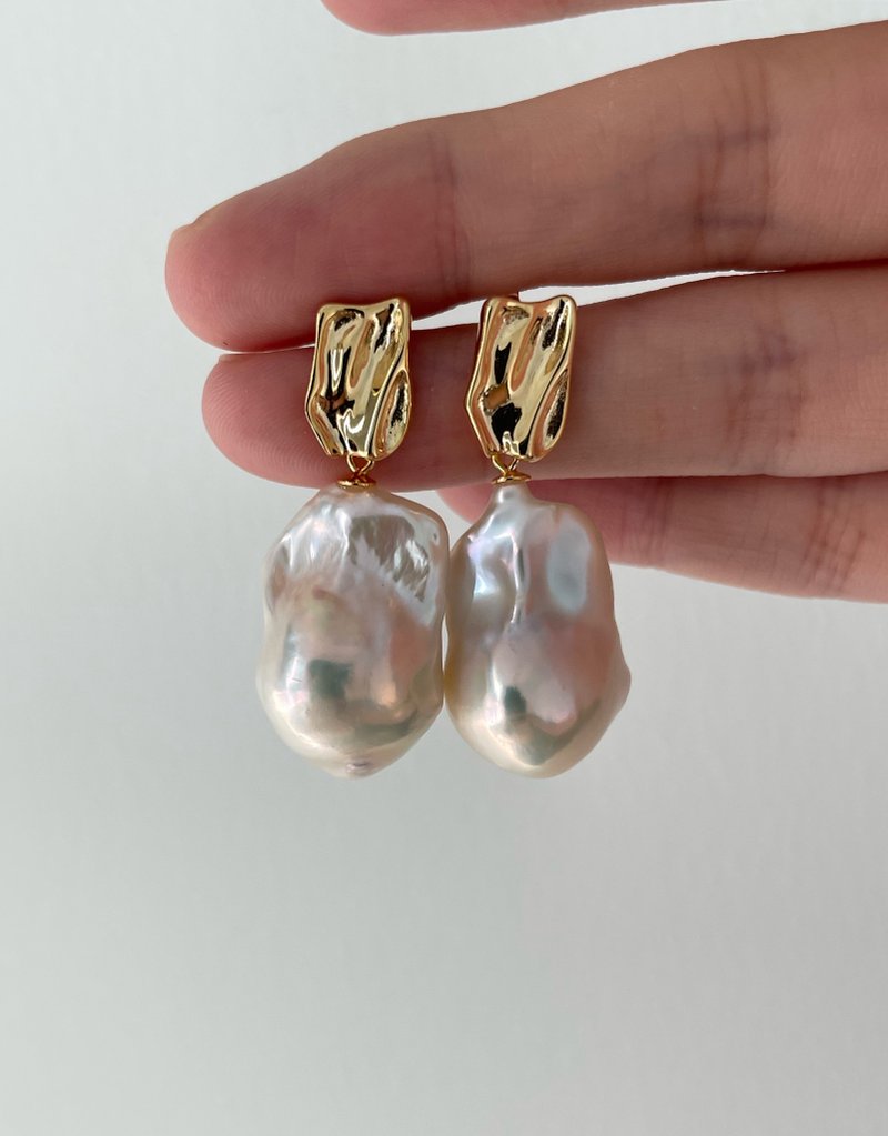 Golden Coins Baroque Pearl Earring 金币巴洛克珍珠耳钉 - ต่างหู - ไข่มุก ขาว