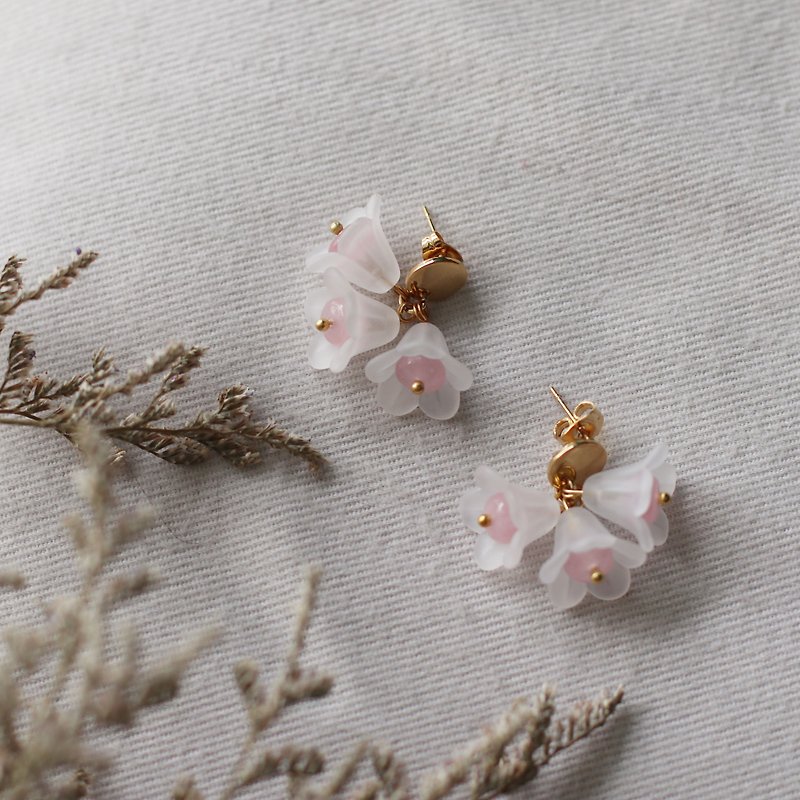 Petite Fleur in Rose Quartz | Flower Earrings / Stainless Steel - ต่างหู - อะคริลิค สีเงิน