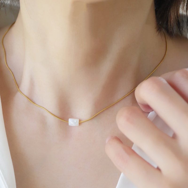 長さ調節できる一粒マザーオブパール × 華奢なスネークチェーンネックレス　サージカルステンレス／ゴールド　金属アレルギー対応 - 項鍊 - 其他金屬 白色