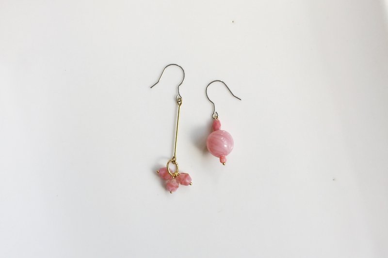Bubble coral flower asymmetric glass bead earrings - Earrings & Clip-ons - Gemstone Pink