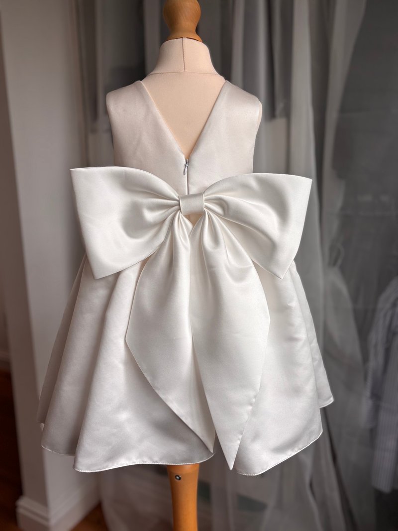 White satin flower girl dress, large bow, open back - wedding, birthday, formal - 男/女童禮服 - 其他材質 白色