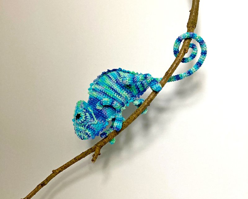 Amigurumi chameleon in blue color, Crochet lizard, Stuffed chameleon - ของเล่นเด็ก - ผ้าฝ้าย/ผ้าลินิน สีน้ำเงิน