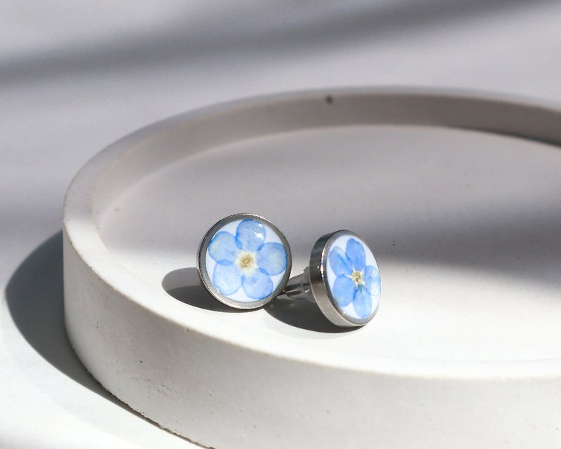 Pressed flower stud earrings, flower earrings, dry blue flower - Earrings & Clip-ons - Resin Blue