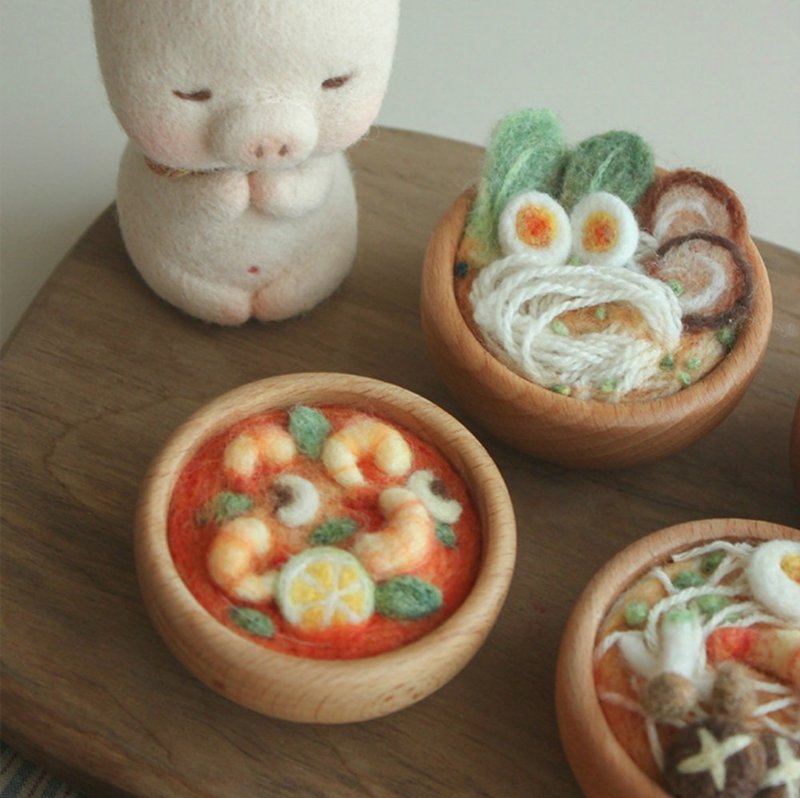 Wool felt hand-made dinner series Japanese Ramen Tom Yum Soup Brooch/Pin/Magnet/Fridge Magnet - Brooches - Wool Red