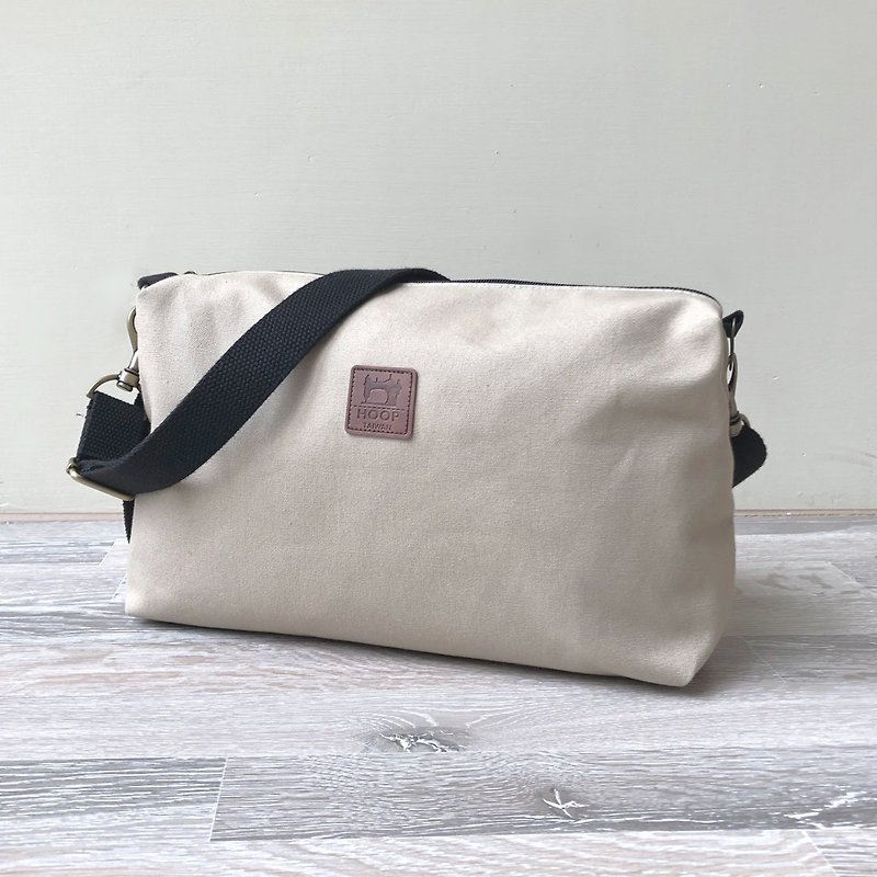 American Crossbody Bag | Mellow Milk Tea - กระเป๋าแมสเซนเจอร์ - ผ้าฝ้าย/ผ้าลินิน สีกากี