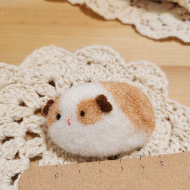 Guinea pig wool felt pin - เข็มกลัด/พิน - ขนแกะ สีส้ม