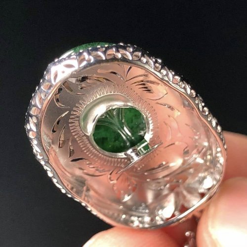 一枚の葉が財をもたらす】氷型老坑皇グリーン翡翠の葉ペンダント