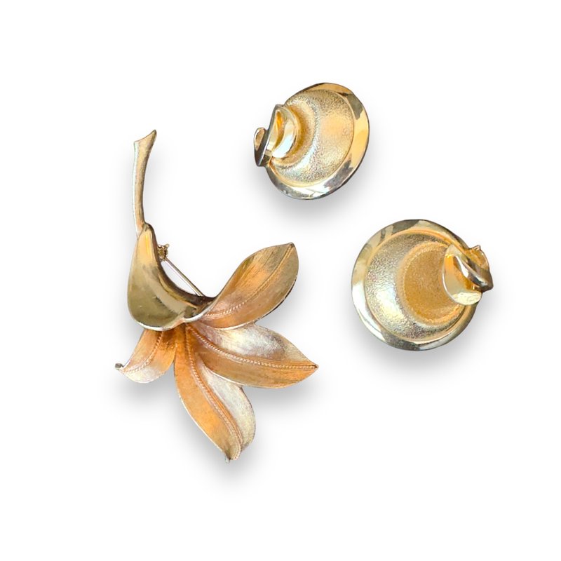 CORO Pegasus Flower brooch and round clipon earrings vintage 1960s gold tone set - เข็มกลัด - โลหะ สีทอง