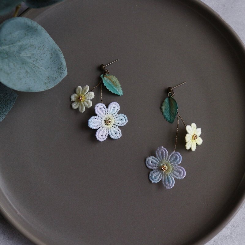 Unique gift | Sweet forest retro gradient blue and purple daisy lace flower asymmetrical earrings - ต่างหู - ผ้าไหม สีน้ำเงิน