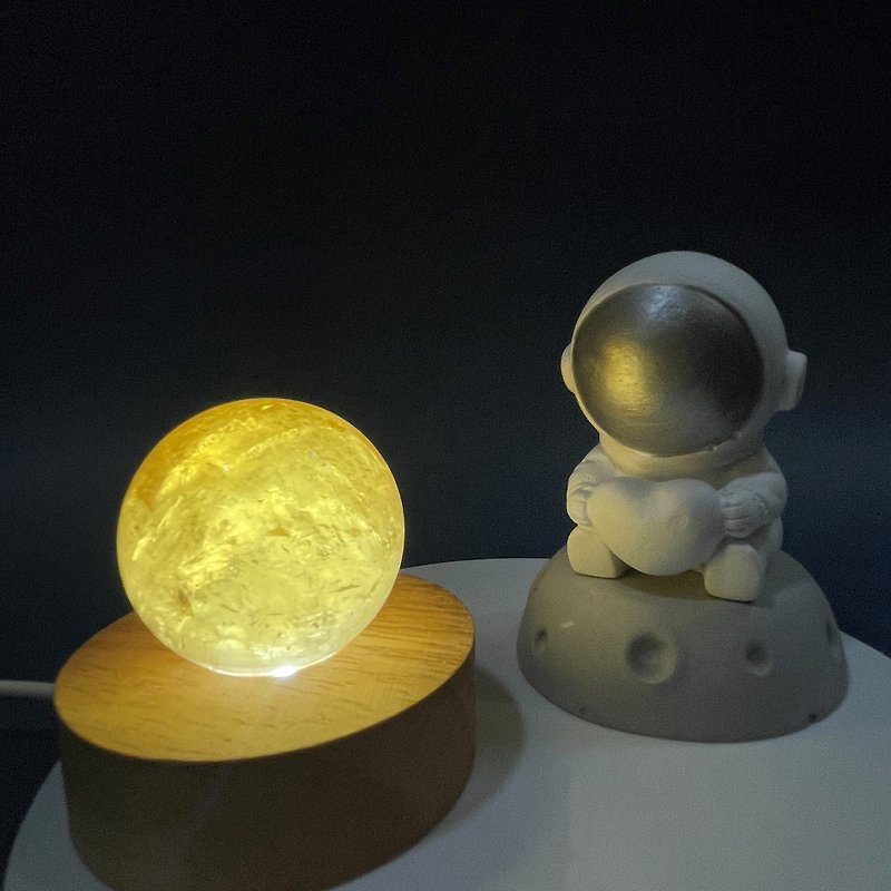 Walking in the Universe-Yellow Calcite Astronaut Diffuser Stone Lamp Holder (Australia Ordering Area) - โคมไฟ - คริสตัล สีเหลือง