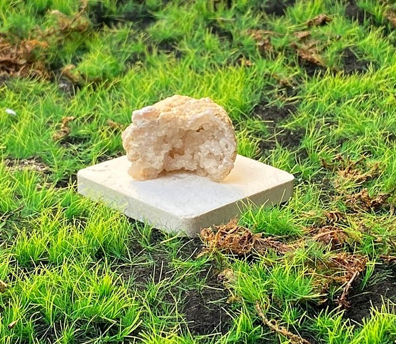 能量擺飾-天然招財瑪瑙小白晶洞 療癒 開運 淨化 原礦 快速出貨 - 擺飾/家飾品 - 水晶 多色