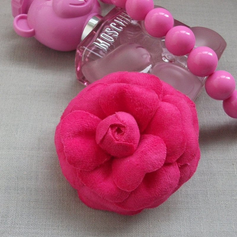 Camellia flower brooch in fuchsia fabric - 胸針 - 羊毛 粉紅色