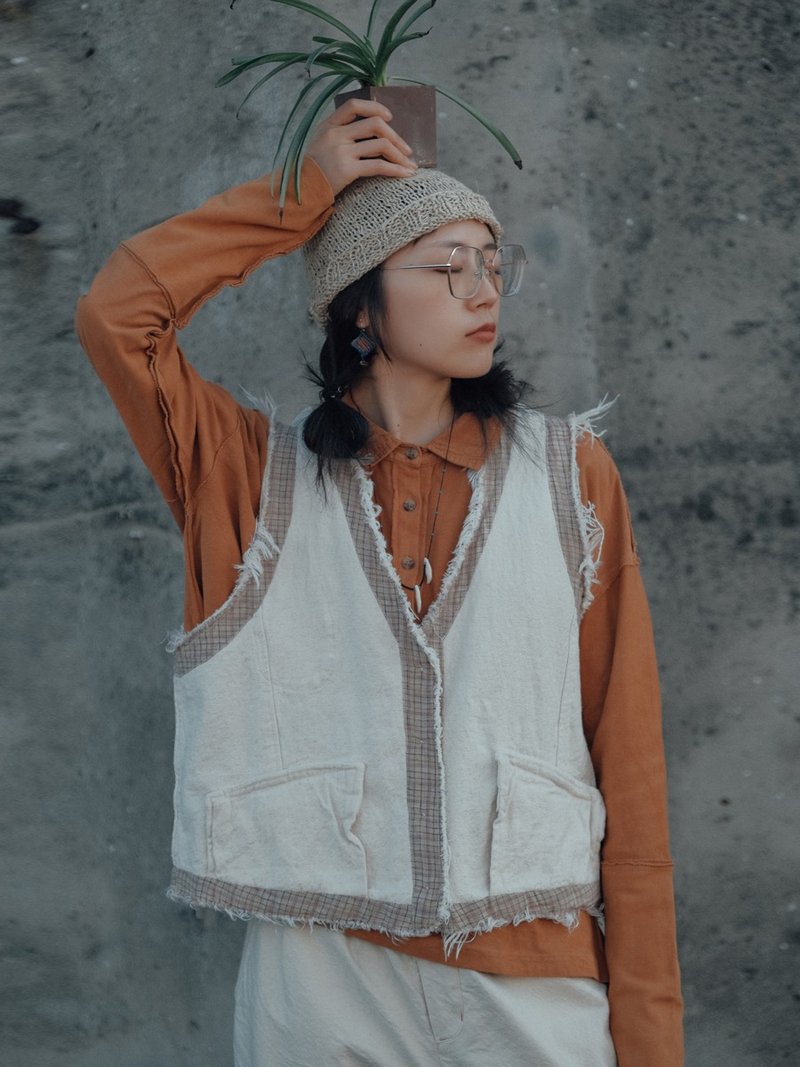 Caramel/cotton white retro all-match raw edge vest layered with single-breasted V-neck vest - เสื้อแจ็คเก็ต - ผ้าฝ้าย/ผ้าลินิน ขาว