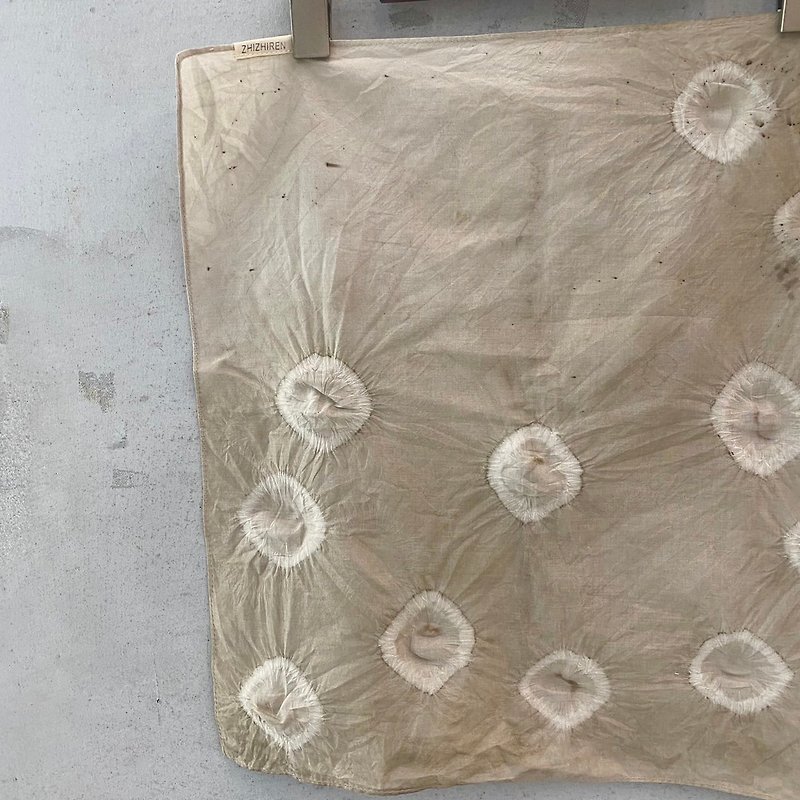 【ZhiZhiRen】Natural plant dyed square towel | Handkerchief-Packaging towel-Gallnut hand dye - ผ้าเช็ดหน้า - ผ้าฝ้าย/ผ้าลินิน สีเทา