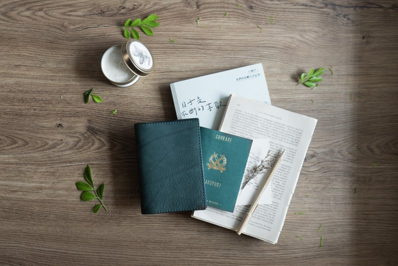 Dark Green Handmade Cowhide Passport Holder丨Notepad Notebook丨Practical Small Things for Traveling Abroad - ที่เก็บพาสปอร์ต - หนังแท้ สีเขียว